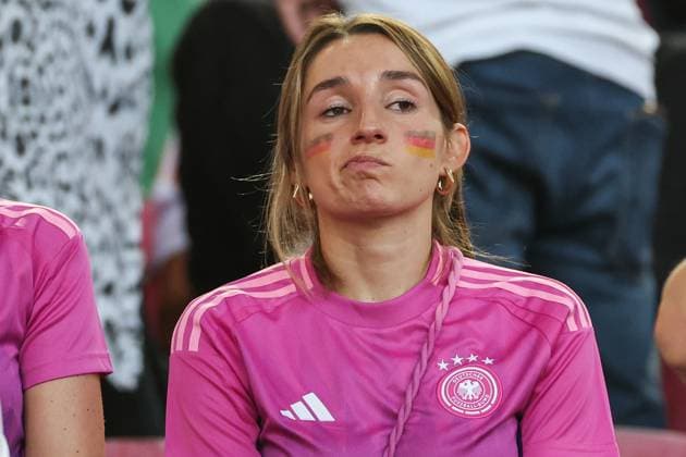 EM 2024: Spanien - Deutschland am 05.07.2024 in der Stuttgart Arena in Stuttgart Lena Wurzenberger die Freundin von Bundestrainer Julian Nagelsmann (Deutschland) unzufrieden, enttäuscht, enttaeuscht, niedergeschlagen