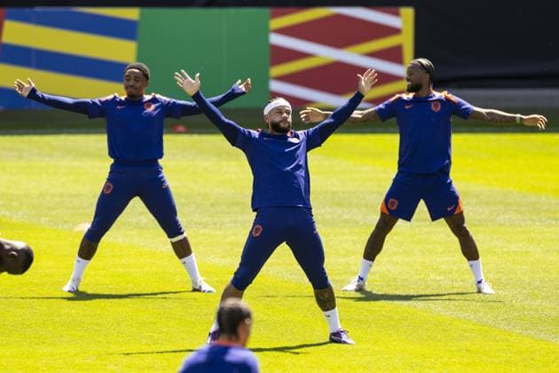 Sport Bilder des Tages WOLFSBURG - (l-r) Steven Bergwijn, Memphis Depay, Georginio Wijnaldum during a training session of the Dutch national team, Nationalteam at the AOK Stadium on July 9, 2024 in Wolfsburg, Germany. The Dutch national team is preparing for the semi-finals of the European Football Championship in Germany against England. ANP KOEN VAN WEEL UEFA EURO, EM, Europameisterschaft,Fussball 2024 2024 xVIxANPxSportx xxANPxIVx 503106214 originalFilename: 503106214.jpg