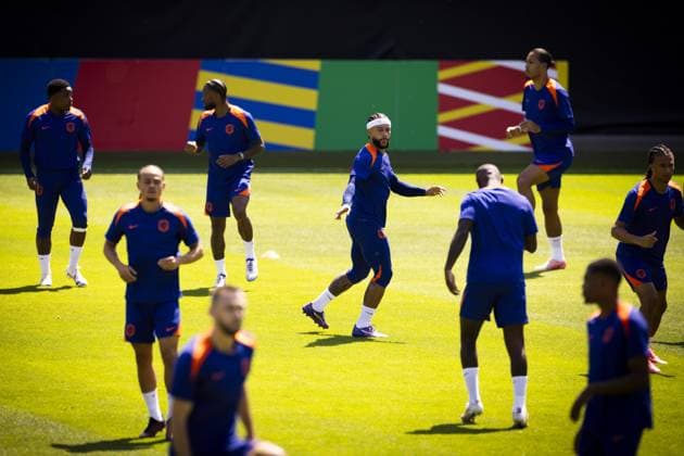 WOLFSBURG - Memphis Depay during a training session of the Dutch national team, Nationalteam at the AOK Stadium on July 9, 2024 in Wolfsburg, Germany. The Dutch national team is preparing for the semi-finals of the European Football Championship in Germany against England. ANP KOEN VAN WEEL UEFA EURO, EM, Europameisterschaft,Fussball 2024 2024 xVIxANPxSportx xxANPxIVx 503106240 originalFilename: 503106240.jpg