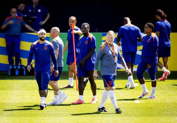 WOLFSBURG - Memphis Depay and national coach Ronald Koeman during a training session of the Dutch national team, Nationalteam at the AOK Stadium on July 9, 2024 in Wolfsburg, Germany. The Dutch national team is preparing for the semi-finals of the European Football Championship in Germany against England. ANP KOEN VAN WEEL UEFA EURO, EM, Europameisterschaft,Fussball 2024 2024 xVIxANPxSportx xxANPxIVx 503107335 originalFilename: 503107335.jpg
