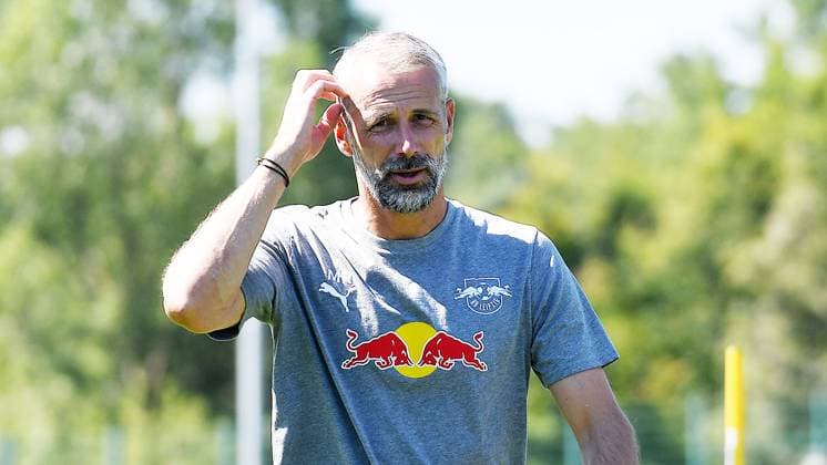 Sport Bilder des Tages Fußball-Bundesliga Saison 2024 2025, Training bei Bundesligist RB Leipzig (09.07.2024). Marco Rose (Trainer RB Leipzig) beim Training von RB Leipzig (09.07.2024) Leipzig Sachsen Deutschland Red-Bull-Trainingsgelände am Cottaweg *** Soccer Bundesliga season 2024 2025, training at Bundesliga club RB Leipzig 09 07 2024 Marco Rose coach RB Leipzig at training of RB Leipzig 09 07 2024 Leipzig Saxony Germany Red Bull training ground at Cottaweg