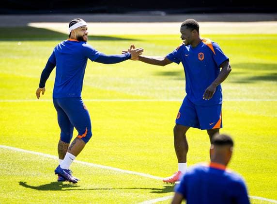 WOLFSBURG - Memphis Depay and Brian Brobbey during a training session of the Dutch national team, Nationalteam at the AOK Stadium on July 9, 2024 in Wolfsburg, Germany. The Dutch national team is preparing for the semi-finals of the European Football Championship in Germany against England. ANP KOEN VAN WEEL UEFA EURO, EM, Europameisterschaft,Fussball 2024 2024 xVIxANPxSportx xxANPxIVx 503107800 originalFilename: 503107800.jpg