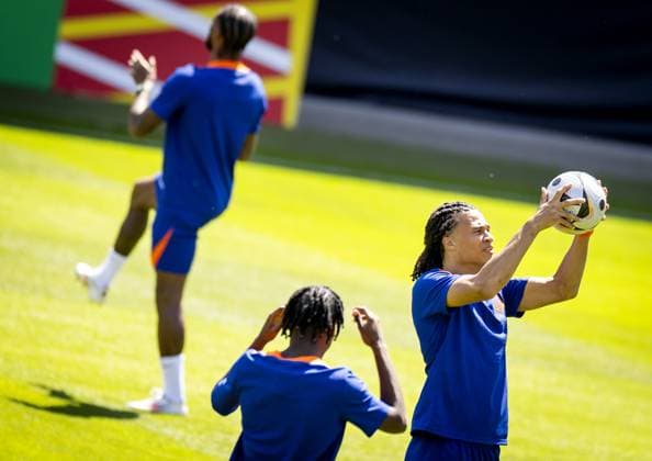 WOLFSBURG - Nathan Ake during a training session of the Dutch national team, Nationalteam at the AOK Stadium on July 9, 2024 in Wolfsburg, Germany. The Dutch national team is preparing for the semi-finals of the European Football Championship in Germany against England. ANP KOEN VAN WEEL UEFA EURO, EM, Europameisterschaft,Fussball 2024 2024 xVIxANPxSportx xxANPxIVx 503107820 originalFilename: 503107820.jpg