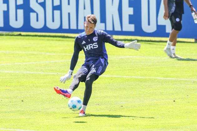 09.07.2024, Fussball, Sommervorbereitung, Saison 2024 2025, Ron-Thorben Hoffmann (FC Schalke 04) Mittersill Stadion Mittersill Österreich xRHR-FOTO TRx