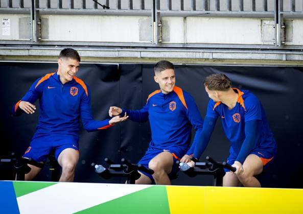 WOLFSBURG - Micky van de Ven, Joey Veerman and Bart Verbruggen during a training session of the Dutch national team, Nationalteam in the AOK Stadium on July 9, 2024 in Wolfsburg, Germany. The Dutch national team is preparing for the semi-finals of the European Football Championship in Germany against England. ANP KOEN VAN WEEL UEFA EURO, EM, Europameisterschaft,Fussball 2024 2024 xVIxANPxSportx xxANPxIVx 503108741 originalFilename: 503108741.jpg