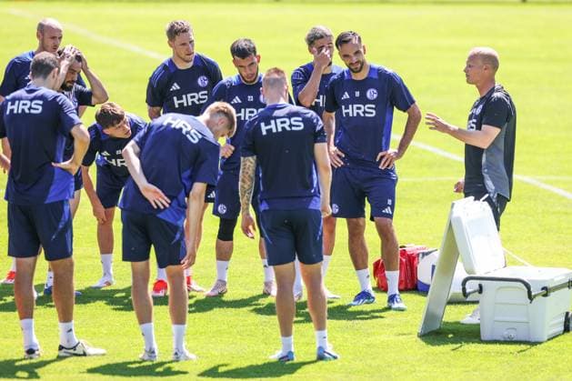 09.07.2024, Fussball, Sommervorbereitung, Saison 2024 2025, Cheftrainer Karel Geraerts (FC Schalke 04) spricht zu seiner Mannschaft. Mittersill Stadion Mittersill Österreich xRHR-FOTO TRx