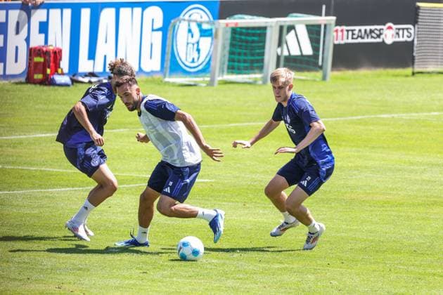 09.07.2024, Fussball, Sommervorbereitung, Saison 2024 2025, v. l. Taylan Blut (FC Schalke 04), Tobias Mohr (FC Schalke 04), Martin Wasinski (FC Schalke 04) Mittersill Stadion Mittersill Österreich xRHR-FOTO TRx