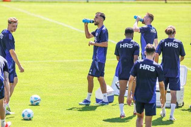 09.07.2024, Fussball, Sommervorbereitung, Saison 2024 2025, Kenan Karaman (FC Schalke 04), Tobias Mohr (FC Schalke 04) trinken bei sommerlichen Temperaturen. Mittersill Stadion Mittersill Österreich xRHR-FOTO TRx