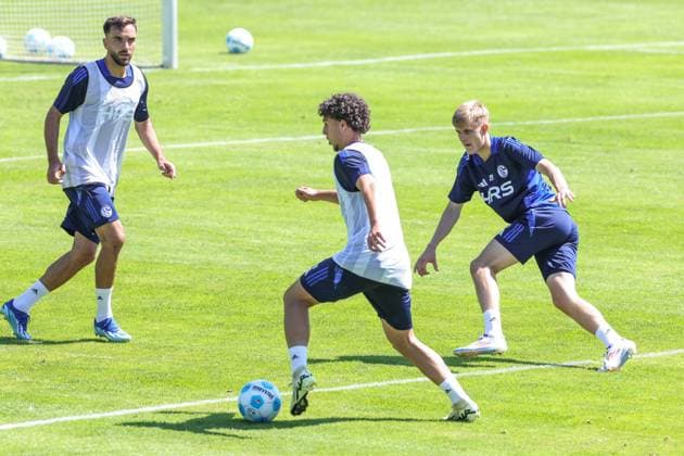 09.07.2024, Fussball, Sommervorbereitung, Saison 2024 2025, v. l. Kenan Karaman (FC Schalke 04), Aris Bayindir (FC Schalke 04), Martin Wasinski (FC Schalke 04) Mittersill Stadion Mittersill Österreich xRHR-FOTO TRx