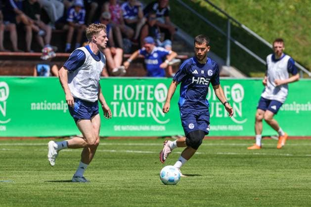 09.07.2024, Fussball, Sommervorbereitung, Saison 2024 2025, v. l. Derry John Murkin (FC Schalke 04), Mehmet Can Aydin (FC Schalke 04) Mittersill Stadion Mittersill Österreich xRHR-FOTO TRx