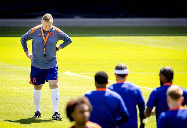 WOLFSBURG - National coach Ronald Koeman during a training session of the Dutch national team, Nationalteam in the AOK Stadium on July 9, 2024 in Wolfsburg, Germany. The Dutch national team is preparing for the semi-finals of the European Football Championship in Germany against England. ANP KOEN VAN WEEL UEFA EURO, EM, Europameisterschaft,Fussball 2024 2024 xVIxANPxSportx xxANPxIVx 503109562 originalFilename: 503109562.jpg