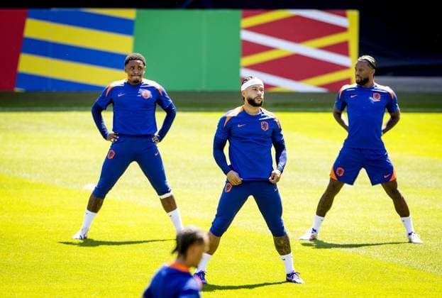 WOLFSBURG - Steven Bergwijn, Memphis Depay and Georginio Wijnaldum during a training session of the Dutch national team, Nationalteam at the AOK Stadium on July 9, 2024 in Wolfsburg, Germany. The Dutch national team is preparing for the semi-finals of the European Football Championship in Germany against England. ANP KOEN VAN WEEL UEFA EURO, EM, Europameisterschaft,Fussball 2024 2024 xVIxANPxSportx xxANPxIVx 503109724 originalFilename: 503109724.jpg