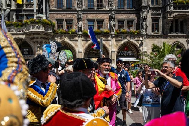 240709 A fan of France stands behind fans of Spain with a french flag at Marienplatz ahead of the UEFA EURO, EM, Europameisterschaft,Fussball 2024 Football Championship semifinal between Spain and France on July 9, 2024 in Munich. Photo: Mathias Bergeld BILDBYRAN kod MB MB0944 fotboll football soccer fotball fotbolls-em europamästerskap em uefa euro uefa european football championship euro 2024 semifinal semifinals spanien spain frankrike france bbeng publik Copyright: MATHIASxBERGELD BB240709MB001