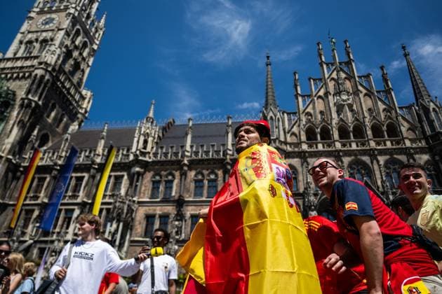 240709 Fans of Spain at Marienplatz ahead of the UEFA EURO, EM, Europameisterschaft,Fussball 2024 Football Championship semifinal between Spain and France on July 9, 2024 in Munich. Photo: Mathias Bergeld BILDBYRAN kod MB MB0944 fotboll football soccer fotball fotbolls-em europamästerskap em uefa euro uefa european football championship euro 2024 semifinal semifinals spanien spain frankrike france bbeng publik Copyright: MATHIASxBERGELD BB240709MB002