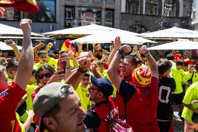 240709 Fans of Spain at Marienplatz ahead of the UEFA EURO, EM, Europameisterschaft,Fussball 2024 Football Championship semifinal between Spain and France on July 9, 2024 in Munich. Photo: Mathias Bergeld BILDBYRAN kod MB MB0944 fotboll football soccer fotball fotbolls-em europamästerskap em uefa euro uefa european football championship euro 2024 semifinal semifinals spanien spain frankrike france bbeng publik Copyright: MATHIASxBERGELD BB240709MB003