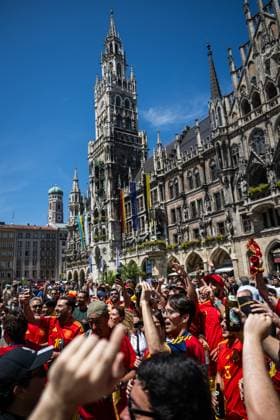 240709 Fans of Spain at Marienplatz ahead of the UEFA EURO, EM, Europameisterschaft,Fussball 2024 Football Championship semifinal between Spain and France on July 9, 2024 in Munich. Photo: Mathias Bergeld BILDBYRAN kod MB MB0944 fotboll football soccer fotball fotbolls-em europamästerskap em uefa euro uefa european football championship euro 2024 semifinal semifinals spanien spain frankrike france bbeng publik Copyright: MATHIASxBERGELD BB240709MB004