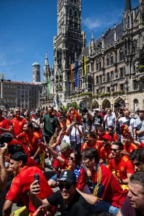 240709 Fans of Spain at Marienplatz ahead of the UEFA EURO, EM, Europameisterschaft,Fussball 2024 Football Championship semifinal between Spain and France on July 9, 2024 in Munich. Photo: Mathias Bergeld BILDBYRAN kod MB MB0944 fotboll football soccer fotball fotbolls-em europamästerskap em uefa euro uefa european football championship euro 2024 semifinal semifinals spanien spain frankrike france bbeng publik Copyright: MATHIASxBERGELD BB240709MB005