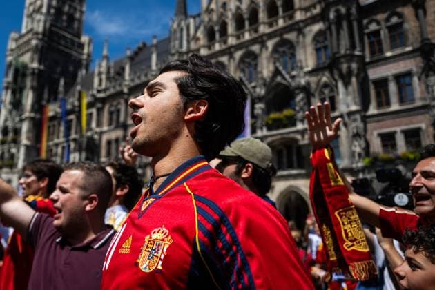 240709 Fans of Spain at Marienplatz ahead of the UEFA EURO, EM, Europameisterschaft,Fussball 2024 Football Championship semifinal between Spain and France on July 9, 2024 in Munich. Photo: Mathias Bergeld BILDBYRAN kod MB MB0944 fotboll football soccer fotball fotbolls-em europamästerskap em uefa euro uefa european football championship euro 2024 semifinal semifinals spanien spain frankrike france bbeng publik Copyright: MATHIASxBERGELD BB240709MB006