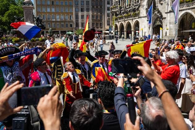 240709 Fans of Spain at Marienplatz ahead of the UEFA EURO, EM, Europameisterschaft,Fussball 2024 Football Championship semifinal between Spain and France on July 9, 2024 in Munich. Photo: Mathias Bergeld BILDBYRAN kod MB MB0944 fotboll football soccer fotball fotbolls-em europamästerskap em uefa euro uefa european football championship euro 2024 semifinal semifinals spanien spain frankrike france bbeng publik Copyright: MATHIASxBERGELD BB240709MB007