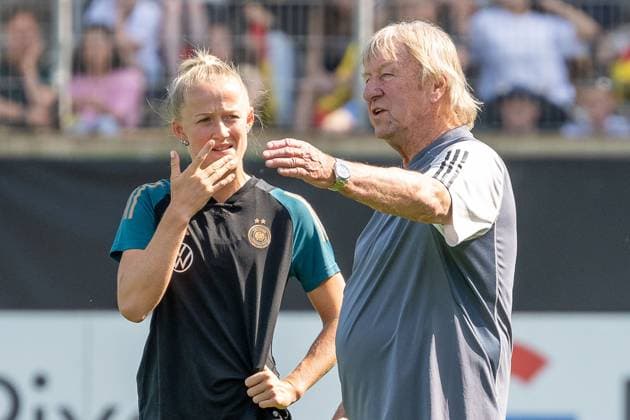 Sport Themen der Woche KW28 Sport Bilder des Tages Fussball: Nationalmannschaft Frauen, oeffentliches Training am 09.07.2024 im Paul-Janes-Stadion in Duesseldorf. Horst Hrubesch (Deutschland, Trainer) gibt Lea Schueller (Deutschland, 07) noch Anweisungen vor dem Training. Wichtiger Hinweis: Gemaess den Vorgaben der FIFA bzw. der UEFA ist es untersagt, in dem Stadion und oder vom Spiel angefertigte Fotoaufnahmen in Form von Sequenzbildern und oder videoaehnlichen Fotostrecken zu verwerten bzw. verwerten zu lassen. Foto: Kirchner-Media TH *** Football national team women, public training on 09 07 2024 at Paul Janes Stadium in Duesseldorf Horst Hrubesch Germany, coach gives instructions to Lea Schueller Germany, 07 before the training Important note According to FIFA and UEFA regulations, it is prohibited to use or have used photographs taken in the stadium and or of the match in the form of sequential images and or video-like photo series Foto Kirchner Media TH Copyright: xKirchner-Media THx