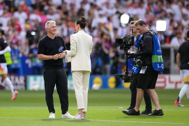 Fußball, UEFA EURO, EM, Europameisterschaft,Fussball 2024 Viertelfinale, 20240705, Spanien - Deutschland. Im Bild ARD-Experte Bastian SCHWEINSTEIGER und ARD-Reporterin Esther SEDLACZEK. Stuttgart Stuttgart Arena Baden-Württemberg Deutschland Copyright: Passion2Press MarkusxFischerx