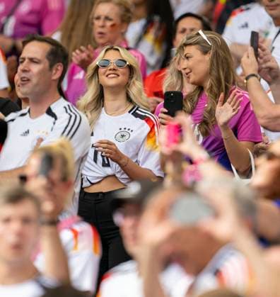 05.07.2024, Fussball UEFA EURO, EM, Europameisterschaft,Fussball 2024, Viertelfinale, Spanien - Deutschland, in der Stuttgart-Arena. Influencerin Lea Prinz (Deutschland) Freundin von Maximilian Mittelstädt auf der Tribüne.