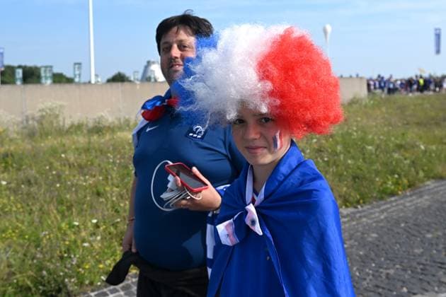 Munich, Germany, June 09th 2024: France football fans before the UEFA EURO, EM, Europameisterschaft,Fussball 2024 Semi-Finals football match between Spain and France at Munich Football Arena, Munich, Germany. (Igor Kupljenik SPP)  Copyright: xIgorxKupljenikx xSPPx spp-en-IgKuSp-IK0_0405