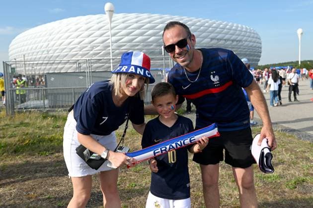 Munich, Germany, June 09th 2024: France football fans before the UEFA EURO, EM, Europameisterschaft,Fussball 2024 Semi-Finals football match between Spain and France at Munich Football Arena, Munich, Germany. (Igor Kupljenik SPP)  Copyright: xIgorxKupljenikx xSPPx spp-en-IgKuSp-IK0_0427