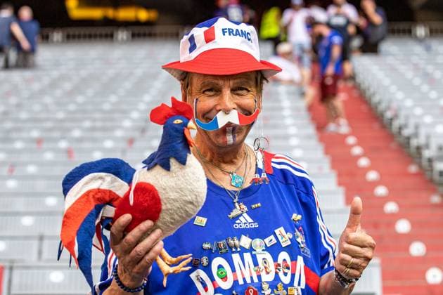 Fan mit Huhn von Frankreich vor dem Spiel mit guter Stimmung GER, Spanien (ESP) vs. Frankreich (FRA), Fussball Europameisterschaft, UEFA EURO, EM, Europameisterschaft,Fussball 2024, Halbfinale, 09.07.2024 GER, Spanien (ESP) vs. Frankreich (FRA), Fussball Europameisterschaft, UEFA EURO 2024, Halbfinale, 09.07.2024 Muenchen Copyright: xEibner-Pressefoto RogerxBuerkex EP