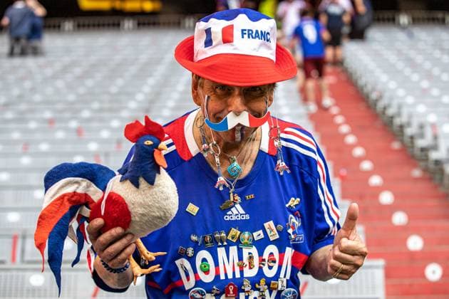 Fan mit Huhn von Frankreich vor dem Spiel mit guter Stimmung GER, Spanien (ESP) vs. Frankreich (FRA), Fussball Europameisterschaft, UEFA EURO, EM, Europameisterschaft,Fussball 2024, Halbfinale, 09.07.2024 GER, Spanien (ESP) vs. Frankreich (FRA), Fussball Europameisterschaft, UEFA EURO 2024, Halbfinale, 09.07.2024 Muenchen Copyright: xEibner-Pressefoto RogerxBuerkex EP