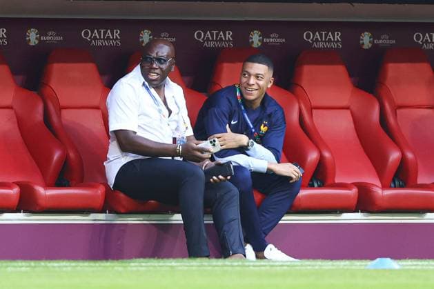 Wilfried MbappÃ (L) and Kylian MbappÃ of France (R) in the dug out during the arrivals Spain v France, UEFA European Championship, EM, Europameisterschaft 2024, Semi Final, Football, Munich Football Arena, Munich, Germany - 09 Jul 2024 EDITORIAL USE ONLY No use with unauthorised audio, video, data, fixture lists, club league logos or live services. Online in-match use limited to 120 images, no video emulation. No use in betting, games or single club league player publications.  Copyright: xKieranxMcManus Shutterstockx 14576874m