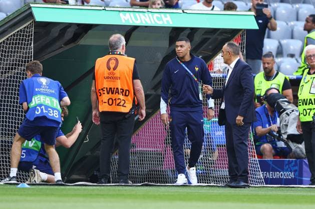 Kylian MbappÃ of France arrives on the pitch Spain v France, UEFA European Championship, EM, Europameisterschaft 2024, Semi Final, Football, Munich Football Arena, Munich, Germany - 09 Jul 2024 EDITORIAL USE ONLY No use with unauthorised audio, video, data, fixture lists, club league logos or live services. Online in-match use limited to 120 images, no video emulation. No use in betting, games or single club league player publications.  Copyright: xKieranxMcManus Shutterstockx 14576874l