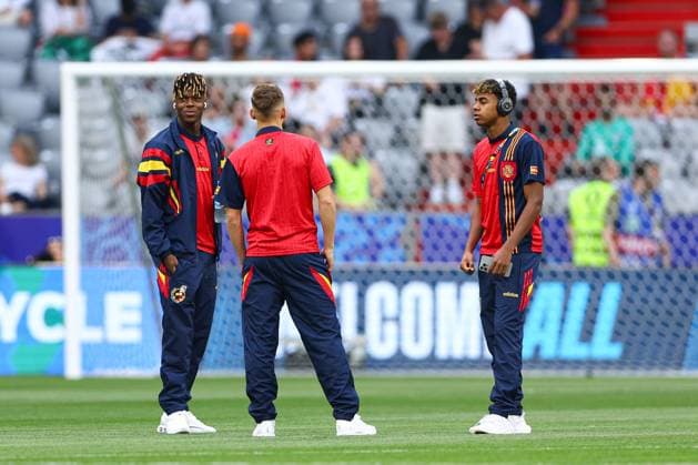 Lamine Yamal of Spain (R) arrives on the pitch Spain v France, UEFA European Championship, EM, Europameisterschaft 2024, Semi Final, Football, Munich Football Arena, Munich, Germany - 09 Jul 2024 EDITORIAL USE ONLY No use with unauthorised audio, video, data, fixture lists, club league logos or live services. Online in-match use limited to 120 images, no video emulation. No use in betting, games or single club league player publications.  Copyright: xKieranxMcManus Shutterstockx 14576874s