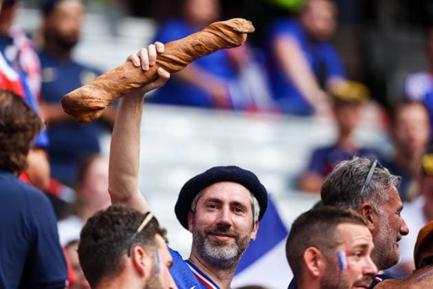 FANS von Frankreich vor dem Spiel mit guter Stimmung und Baquette GER, Spanien (ESP) vs. Frankreich (FRA), Fussball Europameisterschaft, UEFA EURO, EM, Europameisterschaft,Fussball 2024, Halbfinale, 09.07.2024 GER, Spanien (ESP) vs. Frankreich (FRA), Fussball Europameisterschaft, UEFA EURO 2024, Halbfinale, 09.07.2024 Muenchen Copyright: xEibner-Pressefoto RogerxBuerkex EP