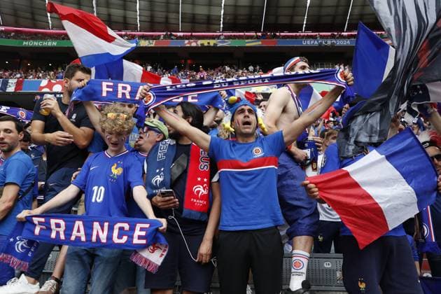 MUNICH - France fans ahead of the UEFA EURO, EM, Europameisterschaft,Fussball 2024 semi-final match between Spain and France at the Munich Football Arena on July 9, 2024 in Munich, Germany. ANP Hollandse Hoogte Maurice van Steen UEFA EURO 2024 2024 xVIxANPxSportx xVanxSteenxFotografiexIVx 503128499 originalFilename: 503128499.jpg