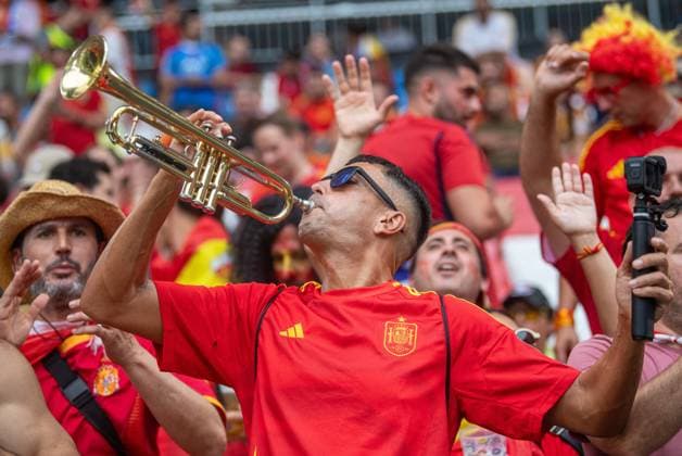 Fussball, Herren, Saison 2023 24, UEFA EURO, EM, Europameisterschaft,Fussball EM 2024, Halbfinale in München, Spanien - Frankreich, spanische Fans mit Trompete, 09.07. 2024, Copyright: xSebastianxRäppold MatthiasxKochx