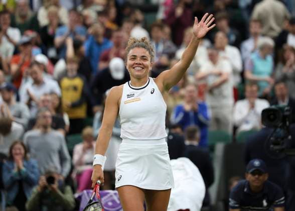Jasmine Paolini bedankt sich bei den Zuschauern, Fans nach dem Sieg Tennis - Wimbledon 2024 - Grand Slam ITF ATP, Tennis Herren WTA, Tennis Damen - AELTC - London - - Great Britain - 9 July 2024. Copyright: xJuergenxHasenkopfx