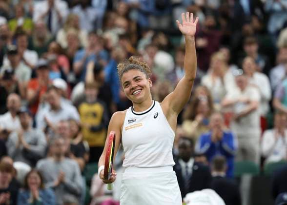 Jasmine Paolini bedankt sich bei den Zuschauern, Fans nach dem Sieg Tennis - Wimbledon 2024 - Grand Slam ITF ATP, Tennis Herren WTA, Tennis Damen - AELTC - London - - Great Britain - 9 July 2024. Copyright: xJuergenxHasenkopfx