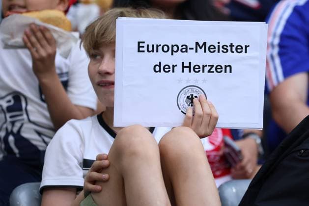 Fußball UEFA EURO, EM, Europameisterschaft,Fussball 2024 Halbfinale Spanien - Frankreich am 09.07.2024 in der München Fußball Arena in München Fan Deutschland zeigt ein Schild mit der Aufschrift: Europa-Meister der Herzen