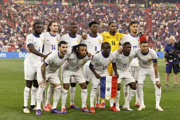 MUNICH - (Top row l-r) Dayot Upamecano of France, Adrien Rabiot of France, Randal Kolo Muani of France, Aurelien Tchouameni of France, France goalkeeper Mike Maignan, William Saliba of France, (front row l-r) Theo Hernandez of France, Jules Kounde of France,N Golo Kante of France,Ousmane Dembele of France,Kylian Mbappe of France during the UEFA EURO, EM, Europameisterschaft,Fussball 2024 semi-final match between Spain and France at the Munich Football Arena on July 9, 2024 in Munich, Germany. ANP Hollandse Hoogte Maurice van Steen UEFA EURO 2024 2024 xVIxANPxSportx xVanxSteenxFotografiexIVx 503132400 originalFilename: 503132400.jpg