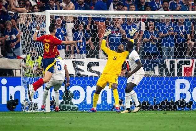 240709 Fabian Ruiz Pena of Spain against goalkeeper Mike Maignan of France during the UEFA EURO, EM, Europameisterschaft,Fussball 2024 Football Championship semifinal between Spain and France on July 9, 2024 in Munich. Photo: Mathias Bergeld BILDBYRAN kod MB MB0944 fotboll football soccer fotball fotbolls-em europamästerskap em uefa euro uefa european football championship euro 2024 semifinal semifinals spanien spain frankrike france bbeng Copyright: MATHIASxBERGELD BB240709MB048