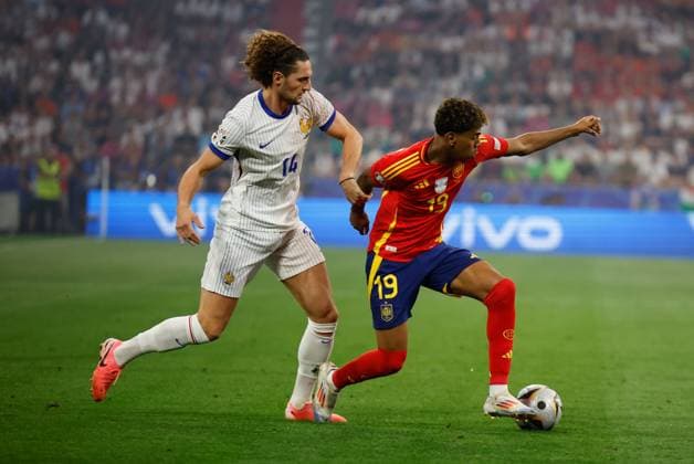 Spain s Lamine Yamal (R) in action against France s Adrien Rabiot (L) during the UEFA EURO, EM, Europameisterschaft,Fussball 2024 semifinal soccer match between Spain and France Allianz Arena stadium in Munich, Germany, 09 July 2024. UEFA Euro 2024 semifinal: Spain vs. France !ACHTUNG: NUR REDAKTIONELLE NUTZUNG!  Copyright: xAlbertoxEstevezx GRAF4236 20240709-55014104884_1