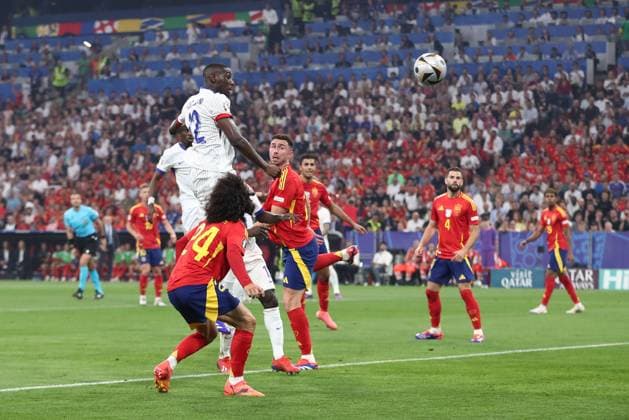 Randal Kolo Muani of France scores the sides first goal to make it 1-0 to France Spain v France, UEFA European Championship, EM, Europameisterschaft 2024, Semi Final, Football, Munich Football Arena, Munich, Germany - 09 Jul 2024 EDITORIAL USE ONLY No use with unauthorised audio, video, data, fixture lists, club league logos or live services. Online in-match use limited to 120 images, no video emulation. No use in betting, games or single club league player publications.  Copyright: xMichaelxZemanek Shutterstockx 14576887ak