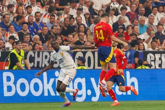Spain s Aymeric Laporte (R) in action against France s Randal Kolo Muani (L) during the UEFA EURO, EM, Europameisterschaft,Fussball 2024 semifinal soccer match between Spain and France Allianz Arena stadium in Munich, Germany, 09 July 2024. UEFA Euro 2024 semifinal: Spain vs. France !ACHTUNG: NUR REDAKTIONELLE NUTZUNG!  Copyright: xJ.J.Guillenx GRAF4239 20240709-55014104901_1