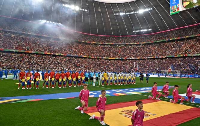 09.07.2024, Fussball UEFA EURO, EM, Europameisterschaft,Fussball 2024, Halbfinale, Spanien - Frankreich, in der Münchner-Fussball-Arena. Beide Mannschaften stehen in einer Reihe