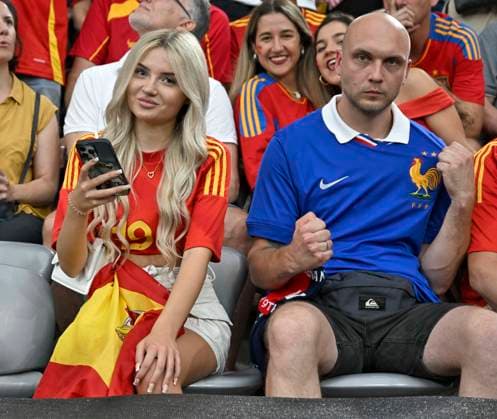 09.07.2024, Fussball UEFA EURO, EM, Europameisterschaft,Fussball 2024, Halbfinale, Spanien - Frankreich, in der Münchner-Fussball-Arena. Spanierin sitzt neben Franzosen
