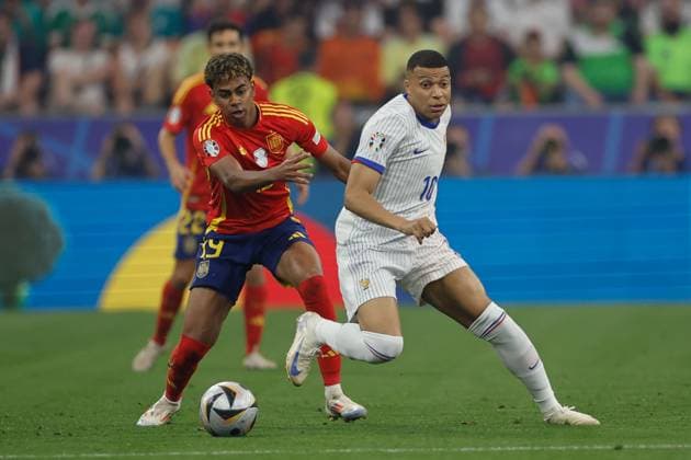 Spain s Lamine Yamal (L) in action against France s Kylian Mbappe (R) during the UEFA EURO, EM, Europameisterschaft,Fussball 2024 semifinal soccer match between Spain and France Allianz Arena stadium in Munich, Germany, 09 July 2024. UEFA Euro 2024 semifinal: Spain vs. France !ACHTUNG: NUR REDAKTIONELLE NUTZUNG!  Copyright: xAlbertoxEstevezx GRAF4242 20240709-55014104918_1