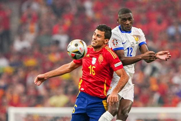 2024-07-09 Spain v France - UEFA EURO, EM, Europameisterschaft,Fussball 2024 Semi Final MUNICH, NETHERLANDS - JULY 9: Rodri of Spain heads the ball with Randal Kolo Muani of France during the UEFA EURO 2024 Semi Final match between Spain and France at Munich Football Arena on July 9, 2024 in Munich, Netherlands. Munich Munich Football Arena Netherlands Content not available for redistribution in The Netherlands directly or indirectly through any third parties. Copyright: xAndrexWeeningx
