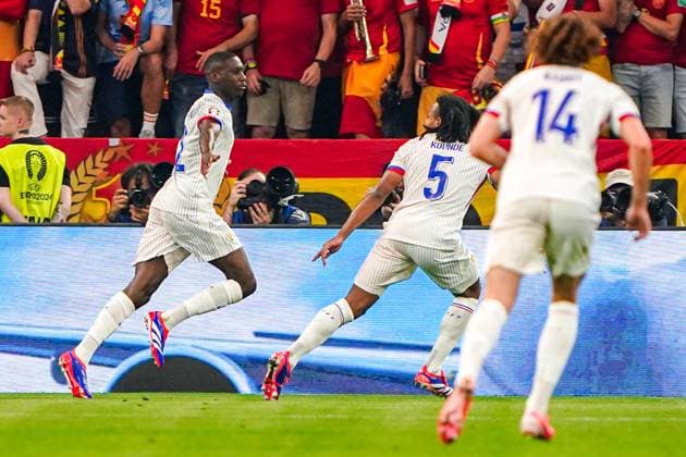 2024-07-09 Spain v France - UEFA EURO, EM, Europameisterschaft,Fussball 2024 Semi Final MUNICH, NETHERLANDS - JULY 9: Randal Kolo Muani of France celebrates after scoring his teams first goal, Jules Kounde of France, Adrien Rabiot of France during the UEFA EURO 2024 Semi Final match between Spain and France at Munich Football Arena on July 9, 2024 in Munich, Netherlands. Munich Munich Football Arena Netherlands Content not available for redistribution in The Netherlands directly or indirectly through any third parties. Copyright: xAndrexWeeningx