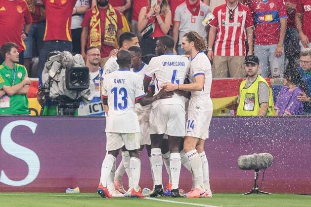 UEFA EURO, EM, Europameisterschaft,Fussball 2024: Spanien - Frankreich; 09.07.2024 Jubel zum 0:1 durch Randal Kolo Muani (Frankreich, 12), Becherwurf, Bier UEFA EURO 2024: Spanien - Frankreich; Munich Football Arena, München am 09.07.2024 Copyright: xBEAUTIFULxSPORTS Wunderlx